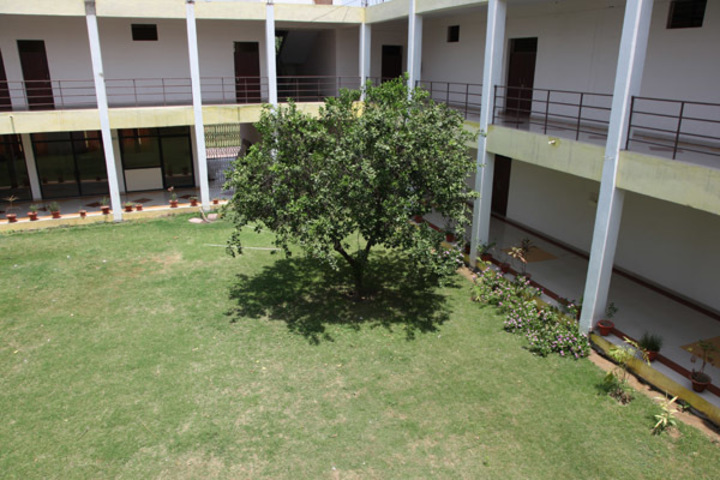 https://cache.careers360.mobi/media/colleges/social-media/media-gallery/2378/2019/1/5/Campus View of Institute of Architecture and Town Planning Sitapur_Campus-View.jpg